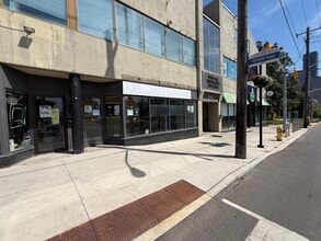 250 Eglinton Ave W, Toronto, ON à louer Photo du bâtiment- Image 2 de 9