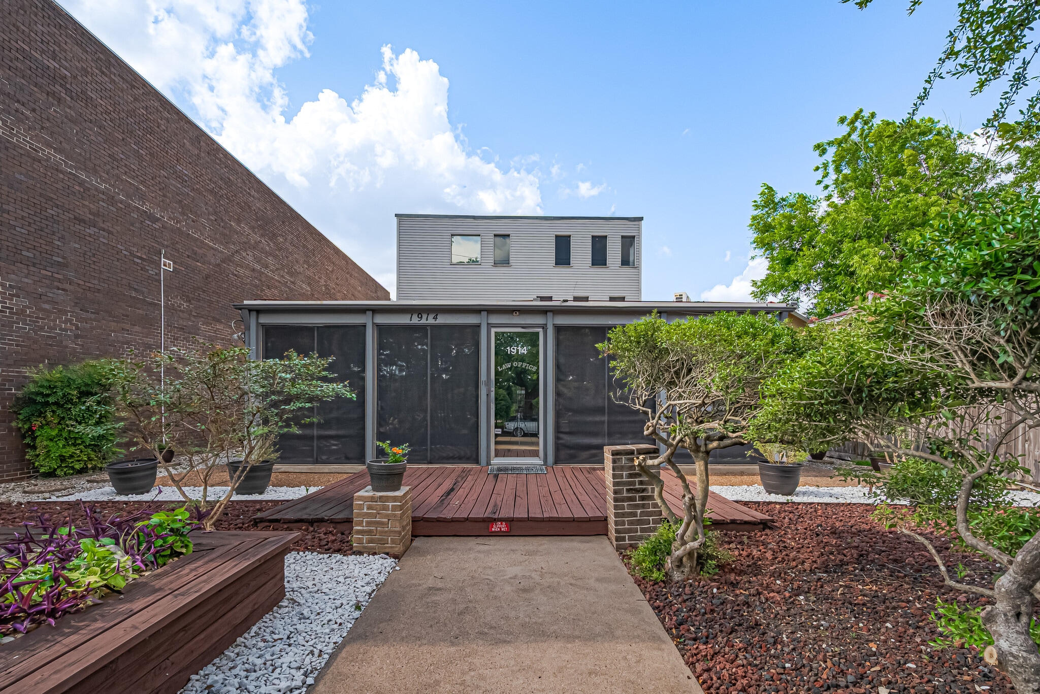 1914 N Memorial Way, Houston, TX for lease Building Photo- Image 1 of 16