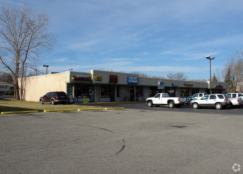 10870-10900 Beech Daly Rd, Taylor, MI for lease - Building Photo - Image 2 of 7