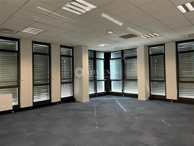 Bureau dans Élancourt à louer - Photo intérieure - Image 2 de 5