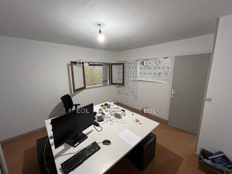 Flex in Épône for lease - Interior Photo - Image 3 of 9