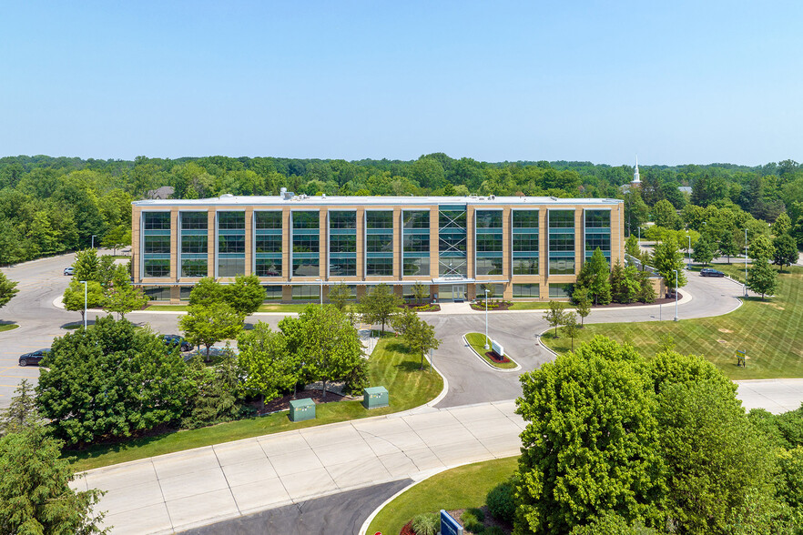 36500 Corporate Dr, Farmington Hills, MI for lease - Building Photo - Image 1 of 7