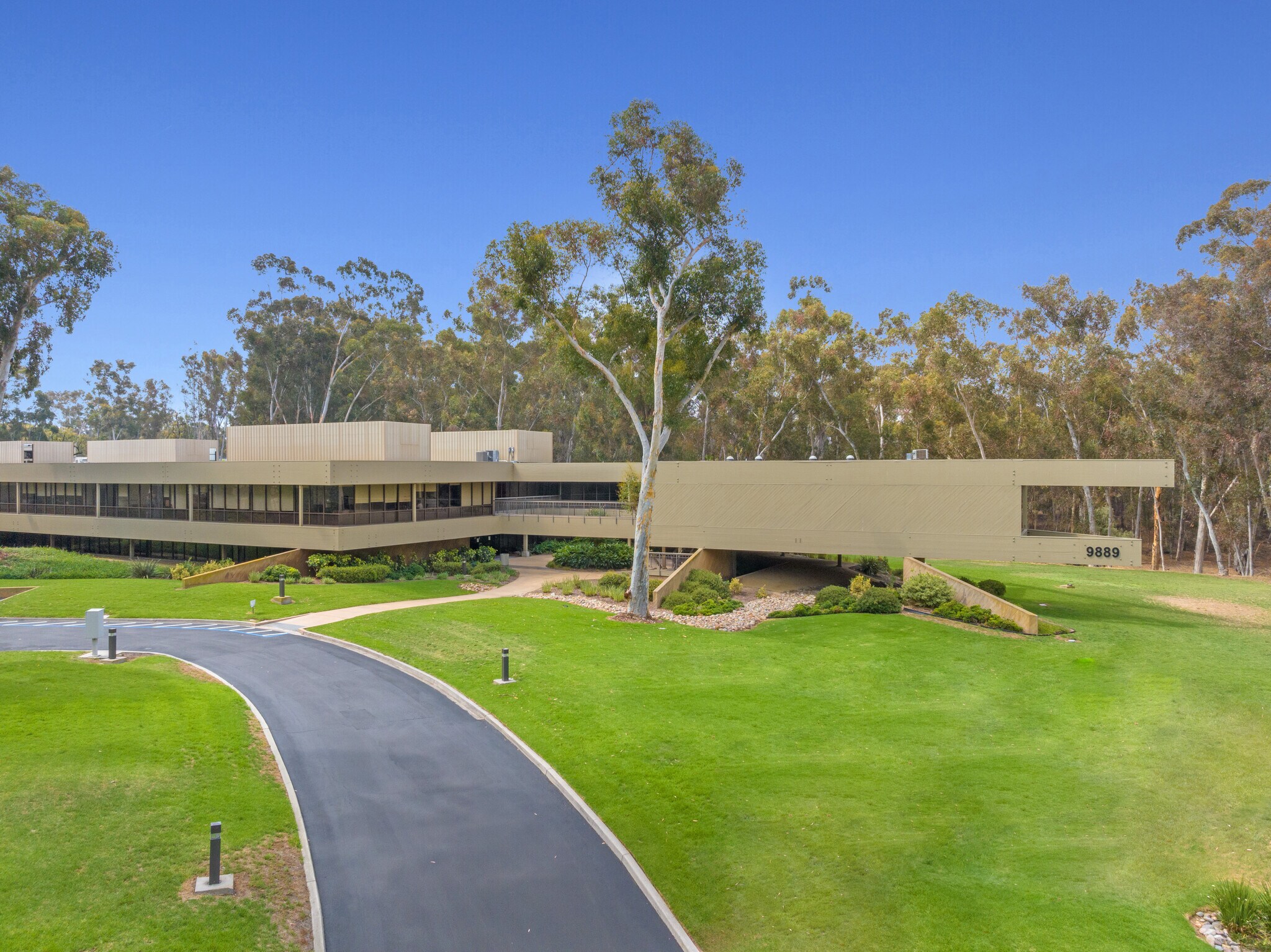 9889 Willow Creek Rd, San Diego, CA à louer Photo du bâtiment- Image 1 de 9