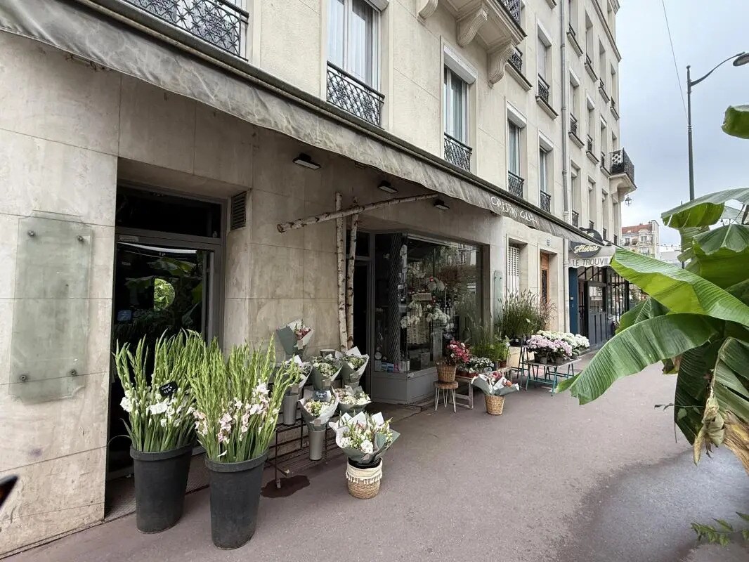 Retail in Saint-Mandé for lease Building Photo- Image 1 of 7