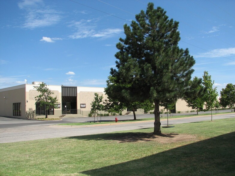 210 W Wilshire Blvd, Oklahoma City, OK à louer - Photo du bâtiment - Image 2 de 14