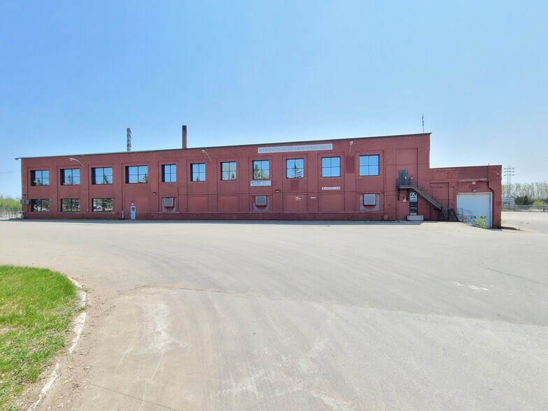 700 Rue Notre-Dame E, Trois-Rivières, QC à louer - Photo du bâtiment - Image 3 de 4