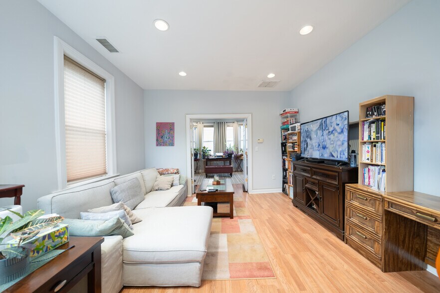 26 Orange Rd, Montclair, NJ à vendre - Photo du bâtiment - Image 2 de 39