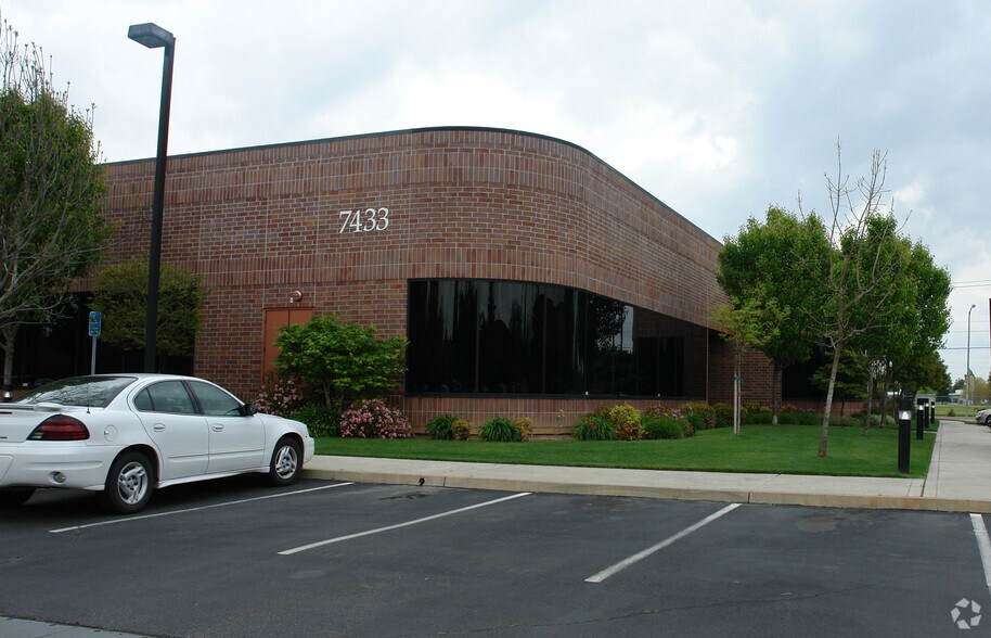 7433 N 1st St, Fresno, CA for sale - Building Photo - Image 1 of 1