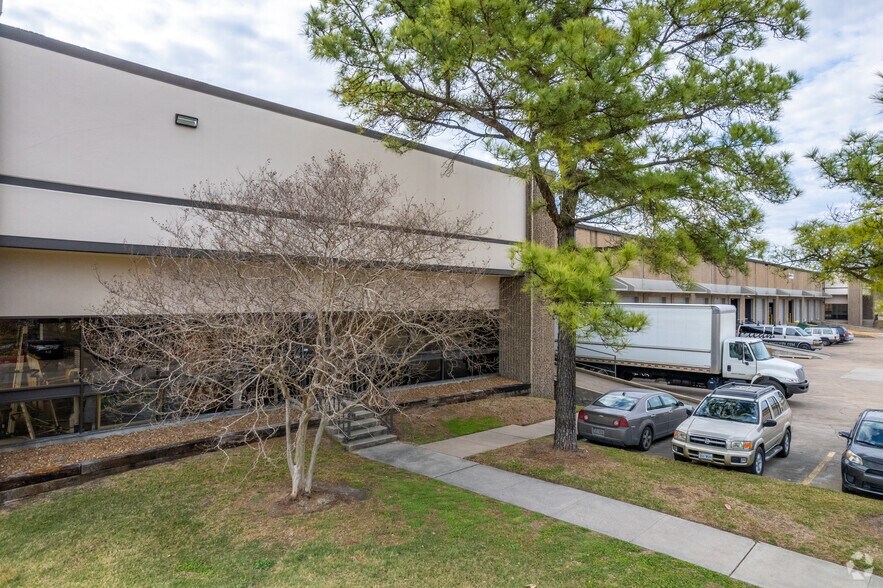 5700-5750 Campbell Rd, Houston, TX à louer - Photo du bâtiment - Image 2 de 5