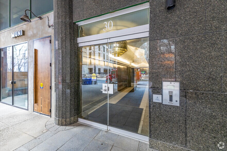 30 St Patrick St, Toronto, ON for lease - Building Photo - Image 2 of 5