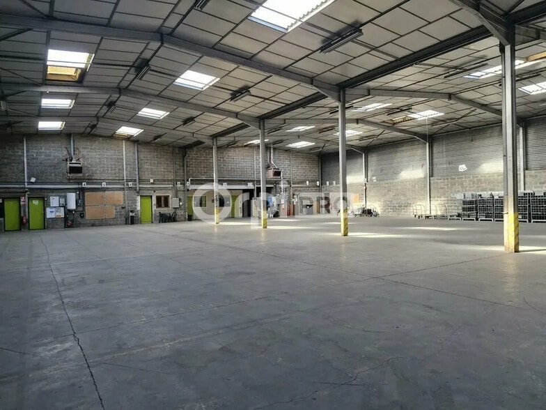 Office in Vaulx-en-Velin for lease - Interior Photo - Image 3 of 9