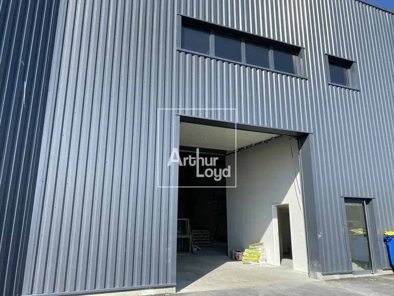 Office in Saint-Pierre-du-Perray for lease - Building Photo - Image 3 of 8