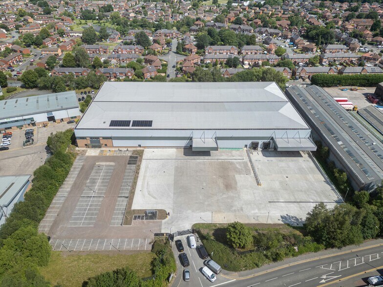 93 George Richards Way, Altrincham à louer - Photo du bâtiment - Image 2 de 16