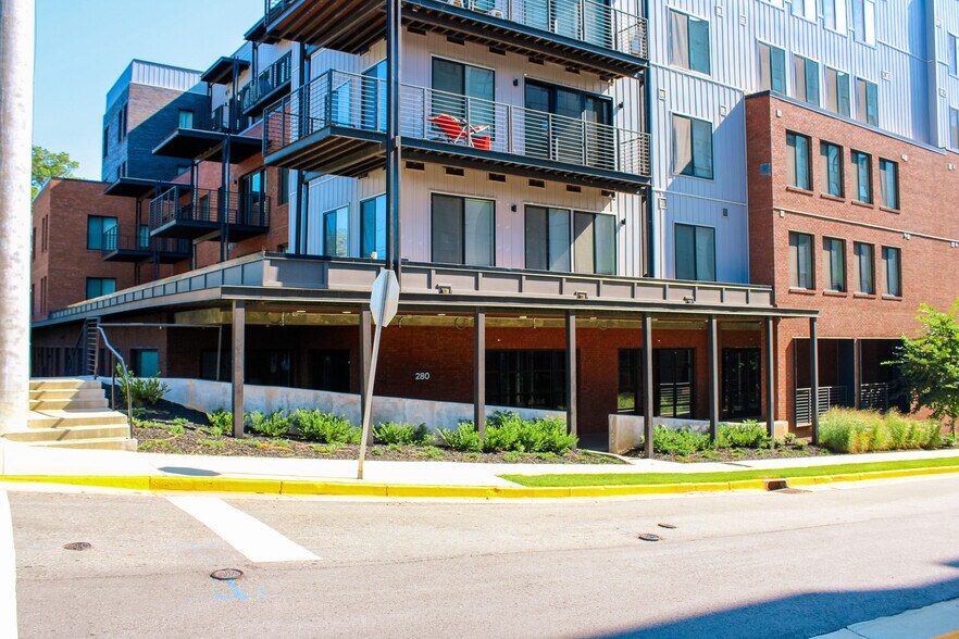230 N Finley St, Athens, GA à louer - Photo du bâtiment - Image 3 de 9