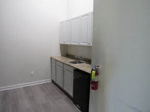 100 Lakeview Ave, Jamesburg, NJ à louer Photo du bâtiment- Image 1 de 2