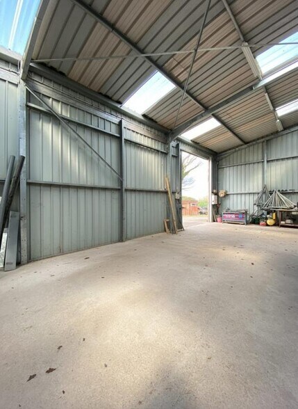 Industrial in Droisy for sale - Interior Photo - Image 2 of 12