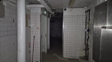 Retail in Paris for lease Interior Photo- Image 2 of 4