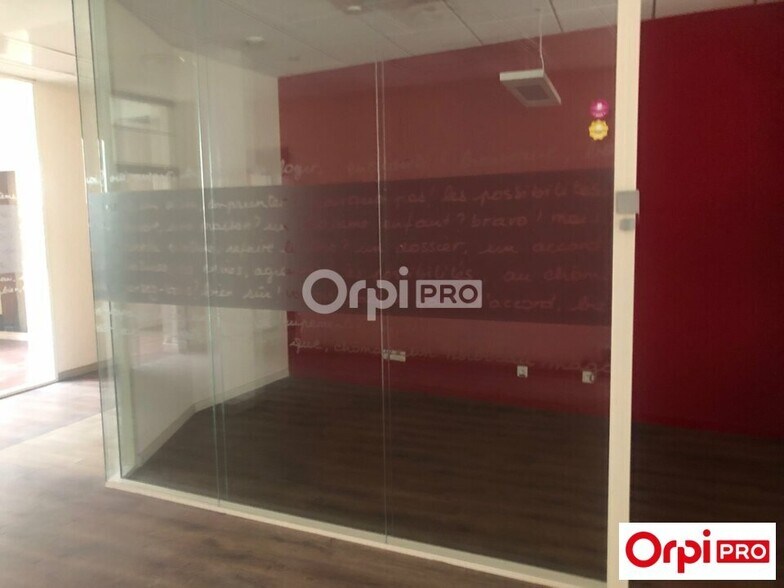 Retail in Seclin for lease - Interior Photo - Image 1 of 4