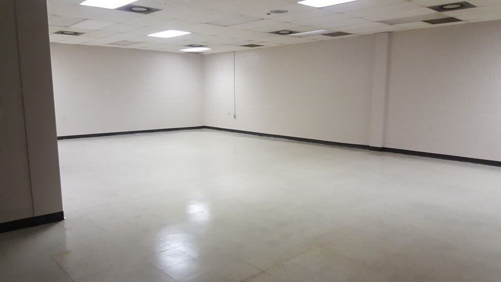 515 N George St, Goldsboro, NC for sale - Interior Photo - Image 2 of 5