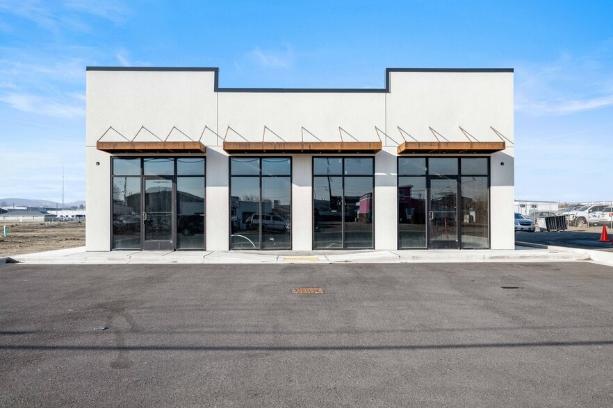 209 1st, Sunnyside, WA for lease - Building Photo - Image 1 of 14