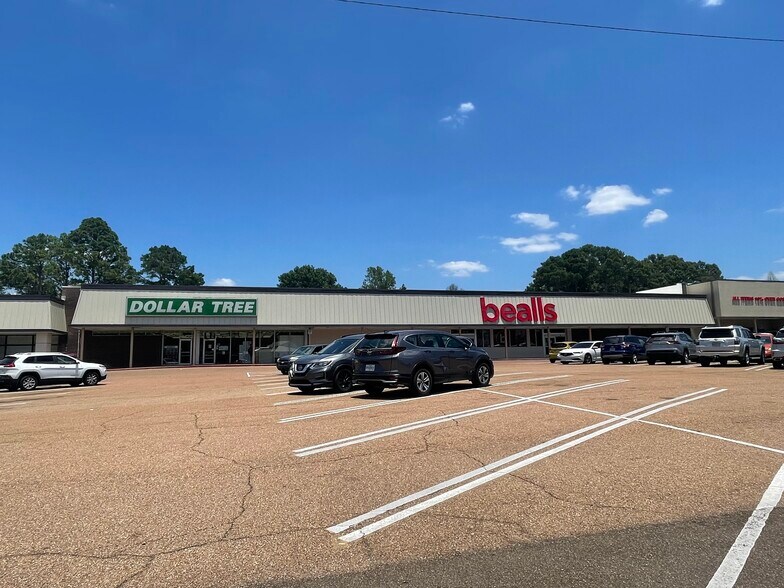 820 W Northside Dr, Clinton, MS à louer - Photo du bâtiment - Image 2 de 10