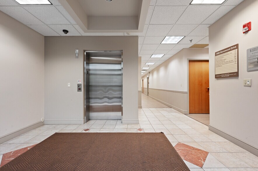 1000 Stonewood Dr, Wexford, PA for lease - Building Photo - Image 2 of 15