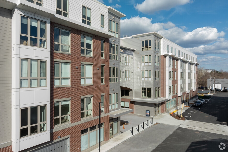 2 Los Angeles St, Newton, MA for lease - Primary Photo - Image 1 of 37