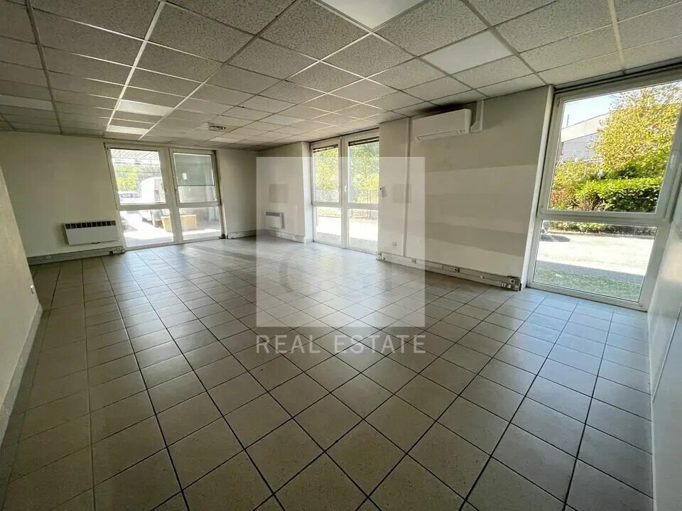 Office in Bron for lease Interior Photo- Image 1 of 22