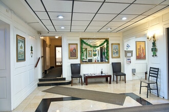 7 Bond St, Great Neck, NY for lease Interior Photo- Image 2 of 10