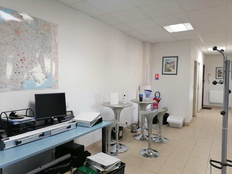 Avenue Du 19 Mars 1962, Auriol for lease - Interior Photo - Image 3 of 5
