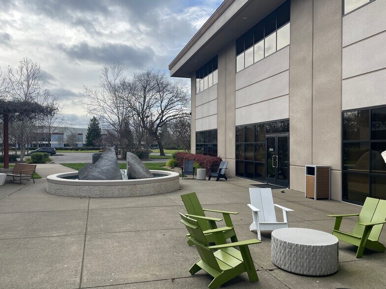 475 Aviation Blvd, Santa Rosa, CA à louer - Photo du bâtiment - Image 3 de 11