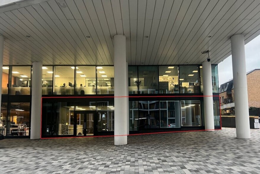 10 Sutton Court Rd, Sutton à louer - Photo du bâtiment - Image 2 de 5