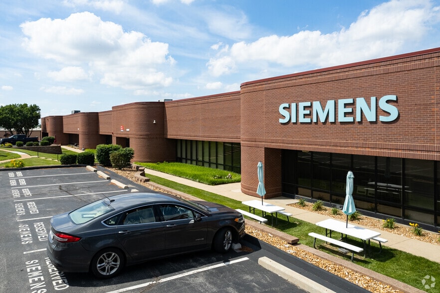 11600-11612 Lilburn Park Rd, Maryland Heights, MO à louer - Photo du bâtiment - Image 2 de 6