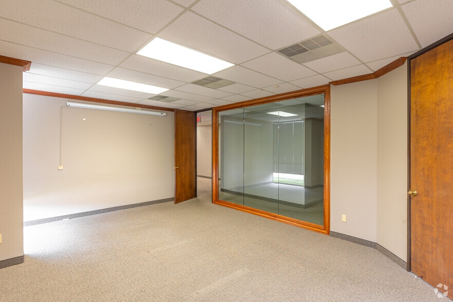 12200 N Stemmons Fwy, Farmers Branch, TX for lease - Interior Photo - Image 3 of 22