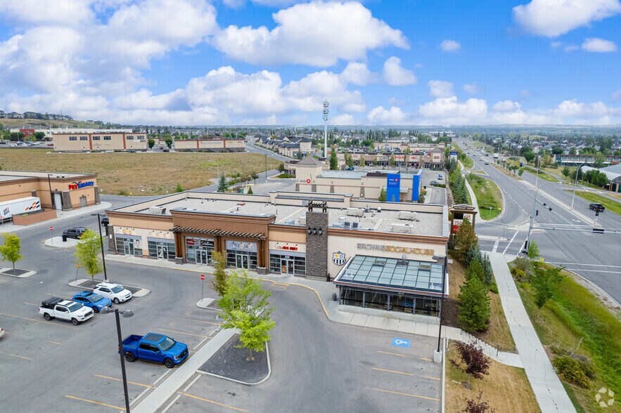 200 Southridge Dr, Okotoks, AB for lease - Building Photo - Image 1 of 6