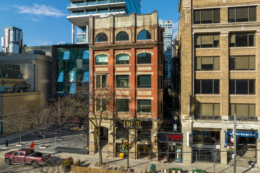 220 King St W, Toronto, ON à louer - Photo du bâtiment - Image 2 de 4