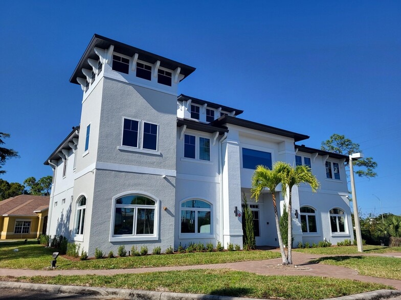 3602 Colonial Ct, Fort Myers, FL à louer - Photo principale - Image 1 de 24