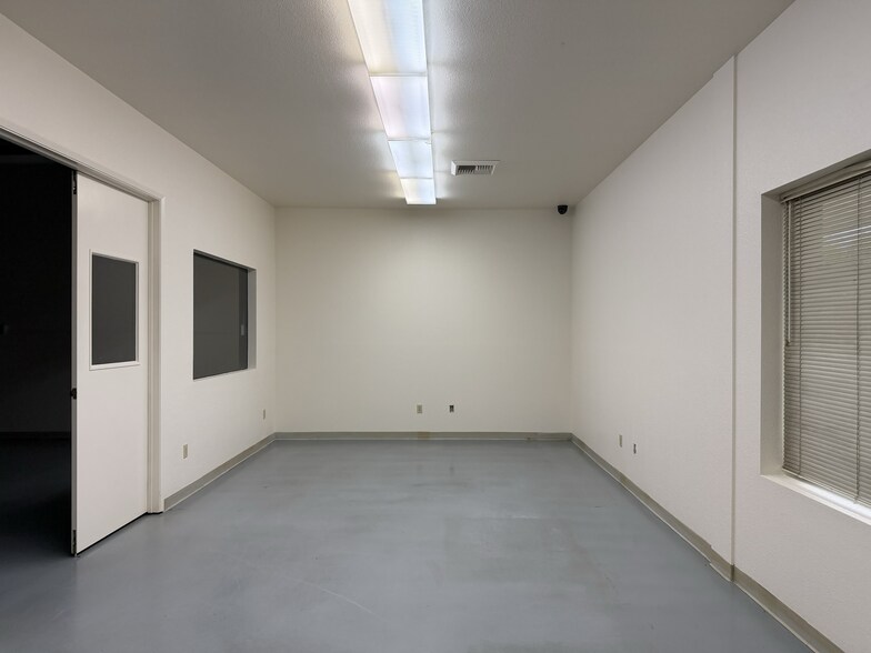 552 Hi Tech Pky, Oakdale, CA for lease - Building Photo - Image 2 of 10