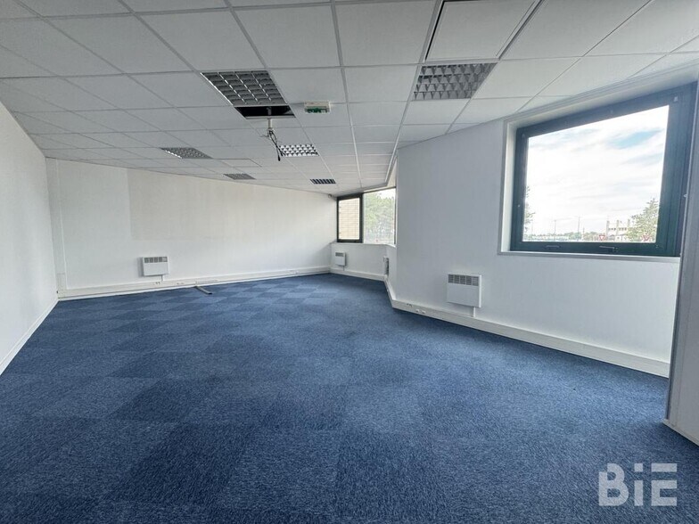 2 Avenue De Chavailles, Bruges for lease - Interior Photo - Image 3 of 8
