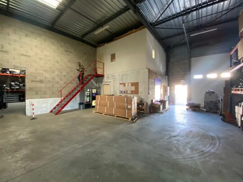 Flex dans Chassieu à louer - Photo du bâtiment - Image 3 de 13