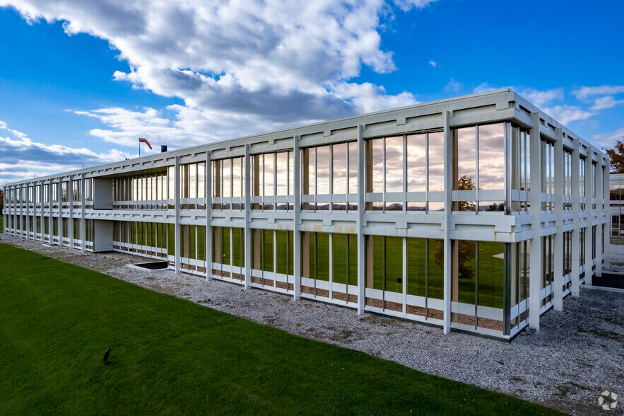 1375 Kerns Rd, Burlington, ON à louer - Photo du bâtiment - Image 1 de 6