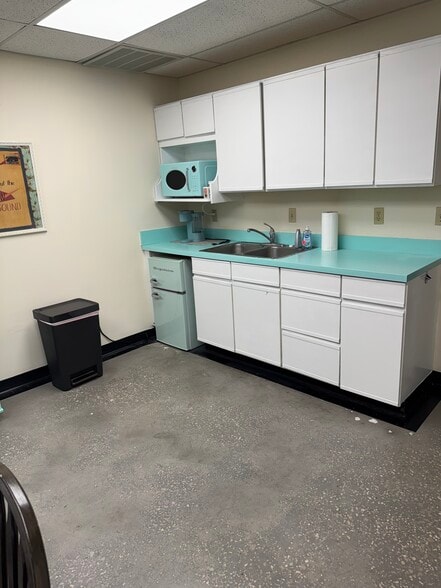 621 Lakeview Rd, Clearwater, FL for lease - Interior Photo - Image 3 of 7
