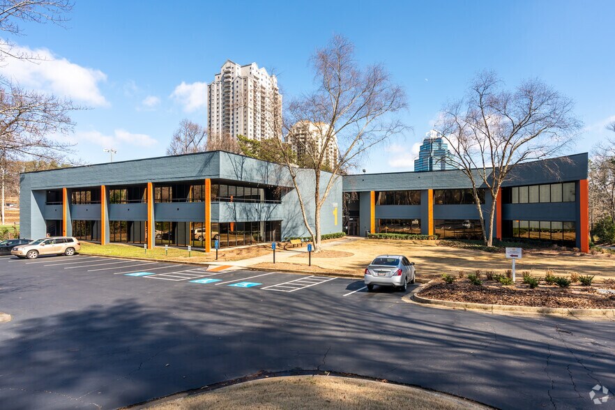 5883 Glenridge Dr NE, Atlanta, GA à louer - Photo du bâtiment - Image 2 de 16