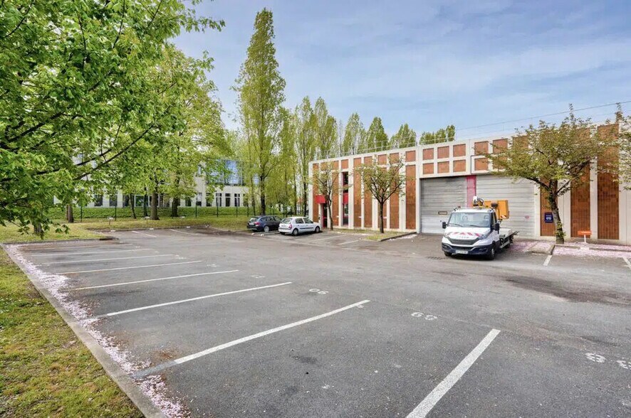Flex in Éragny for lease - Building Photo - Image 1 of 7