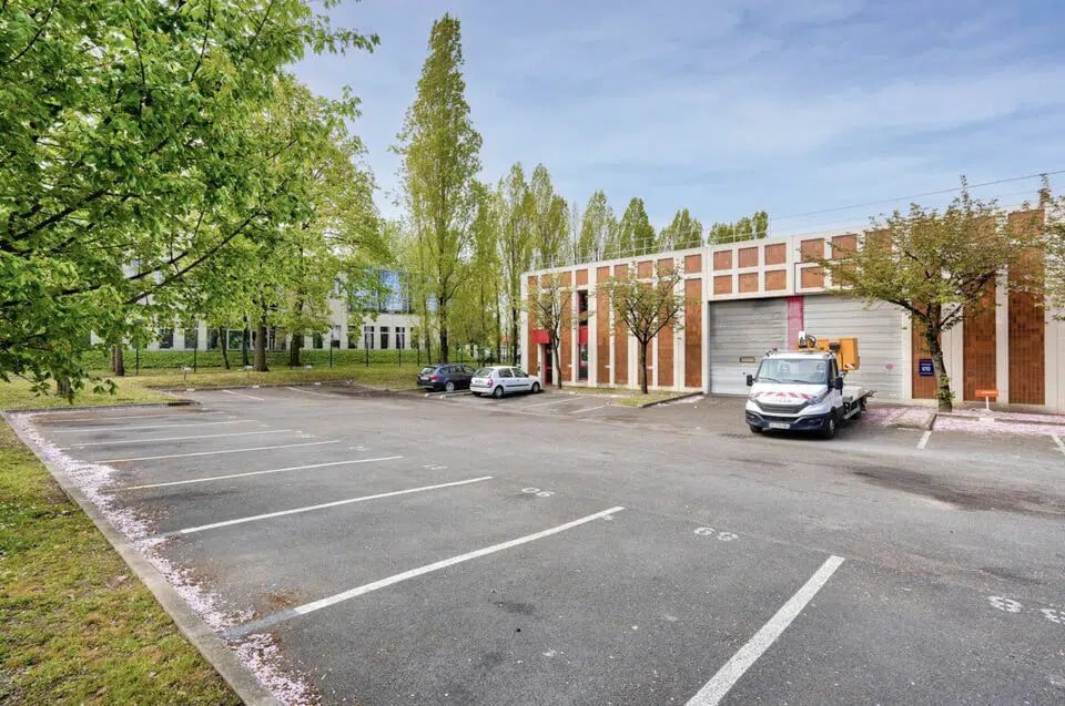 Flex in Éragny for lease Building Photo- Image 1 of 8