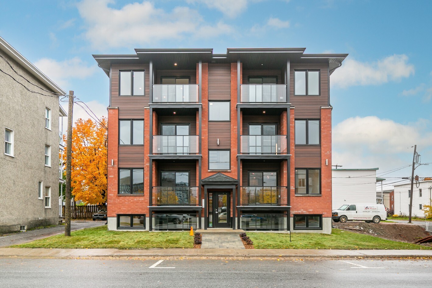 2416 Rue Dessaulles, Saint-hyacinthe, QC for sale Primary Photo- Image 1 of 1