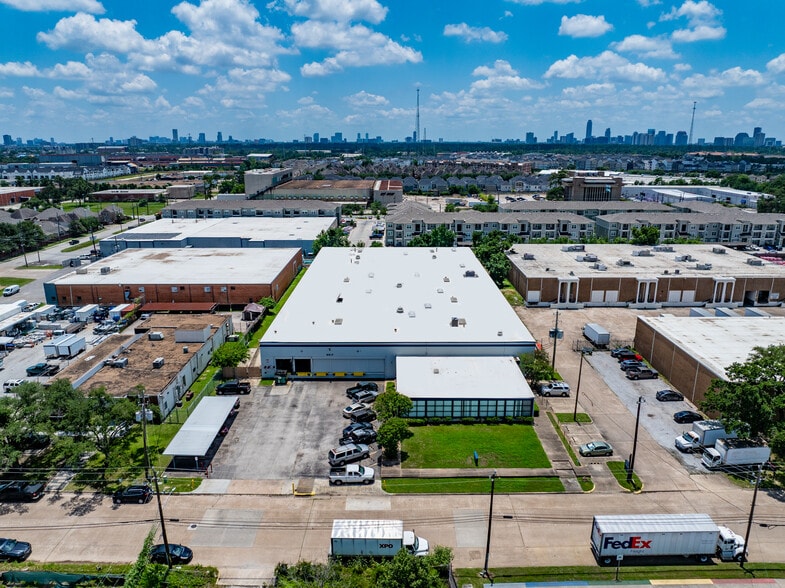 6817 Wynnwood Dr, Houston, TX for lease - Building Photo - Image 2 of 4