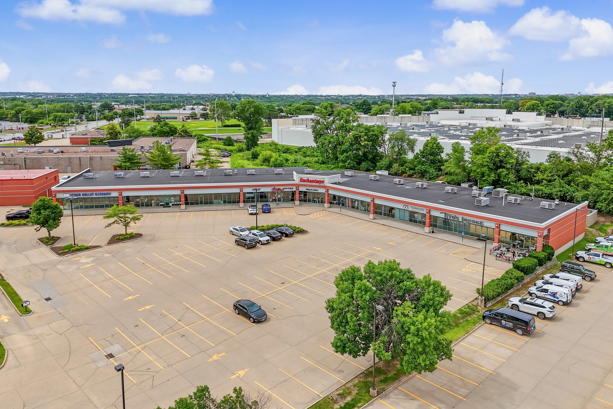 3880-3928 NW Urbandale Dr, Urbandale, IA for lease Building Photo- Image 1 of 5