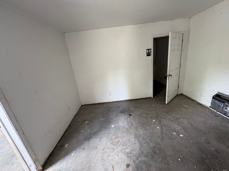 203 E Harrison St, Salisbury, NC for lease - Building Photo - Image 3 of 4