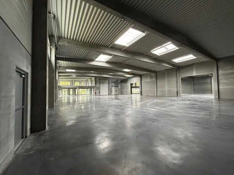 Retail in Saint-André-lez-Lille for lease - Interior Photo - Image 1 of 5